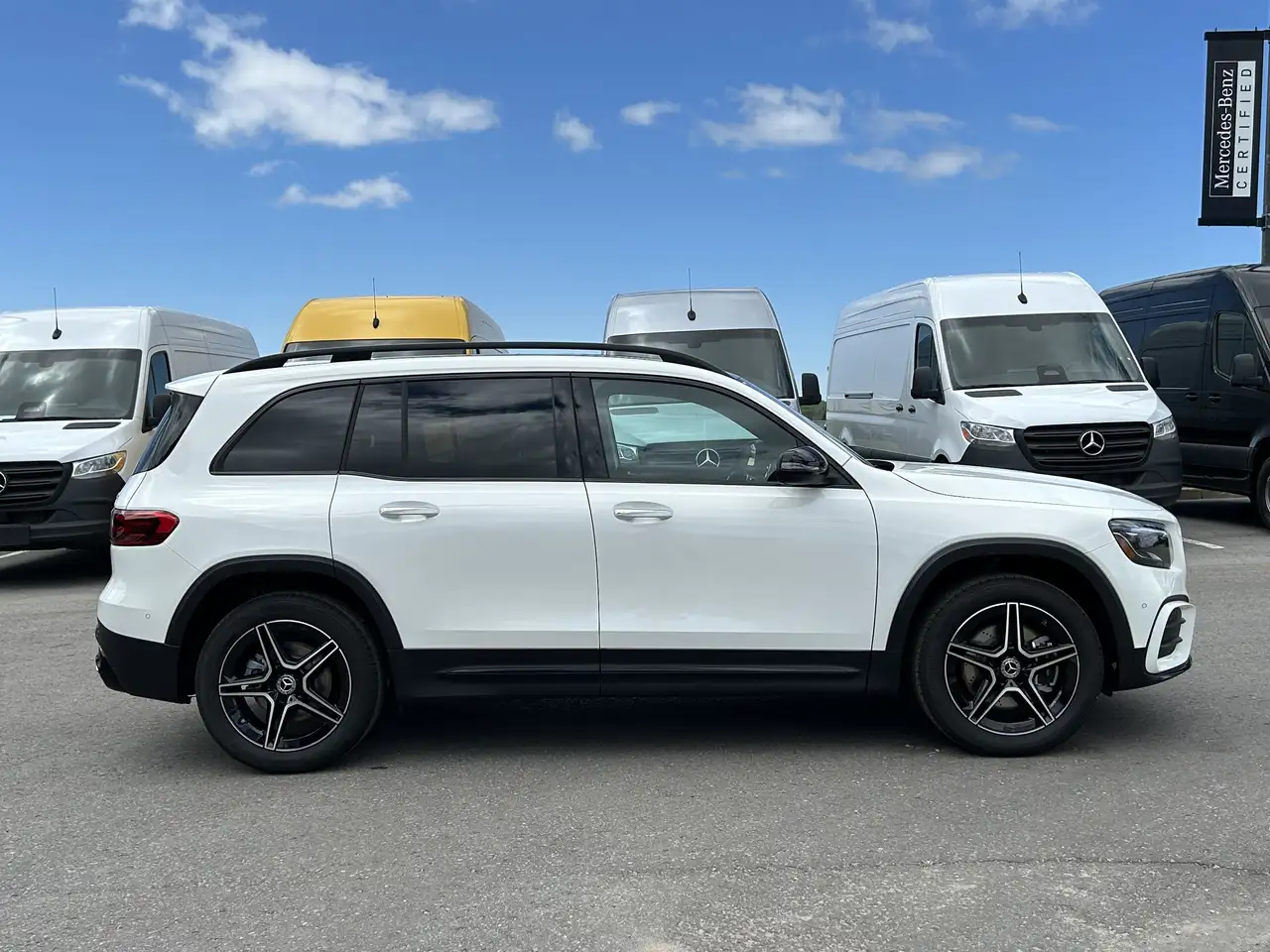 Mercedes-Benz GLB снимка Mercedes-Benz GLB