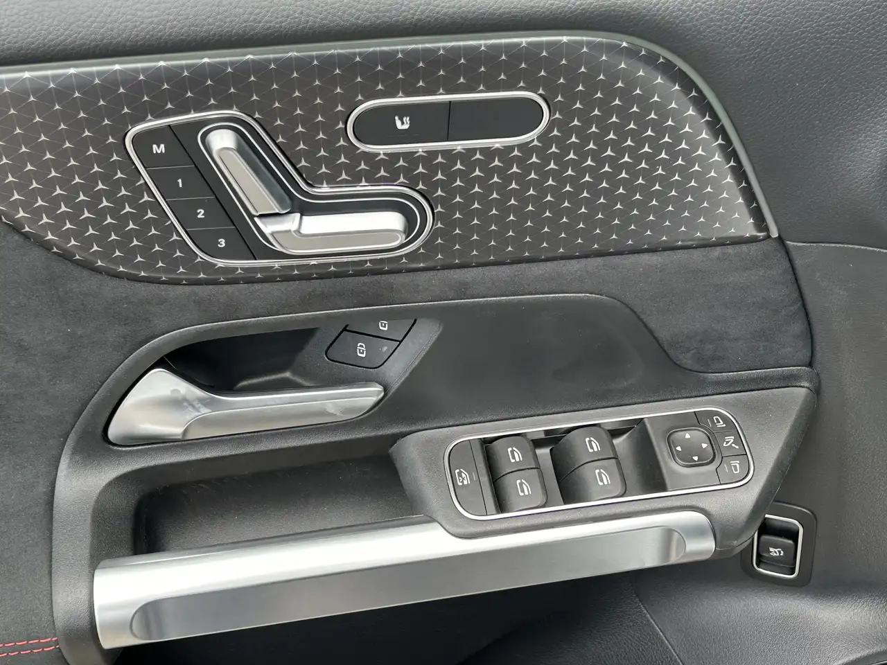 Mercedes-Benz GLB снимка Mercedes-Benz GLB