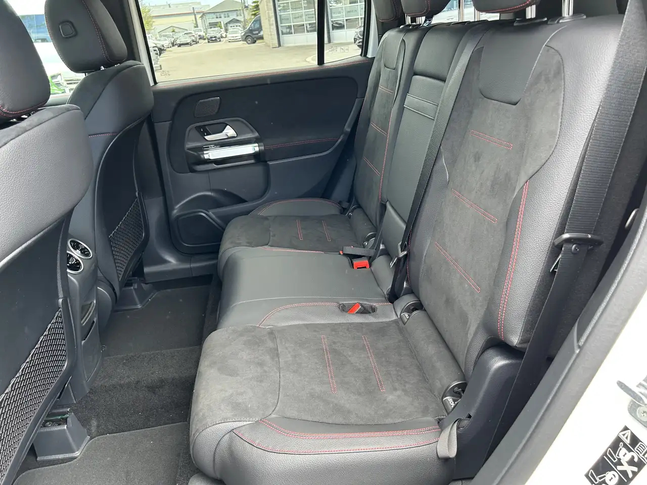 Mercedes-Benz GLB снимка Mercedes-Benz GLB