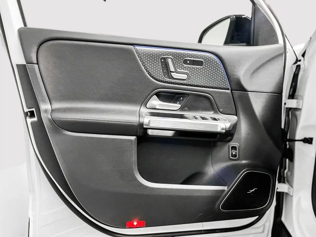 Mercedes-Benz GLB снимка Mercedes-Benz GLB