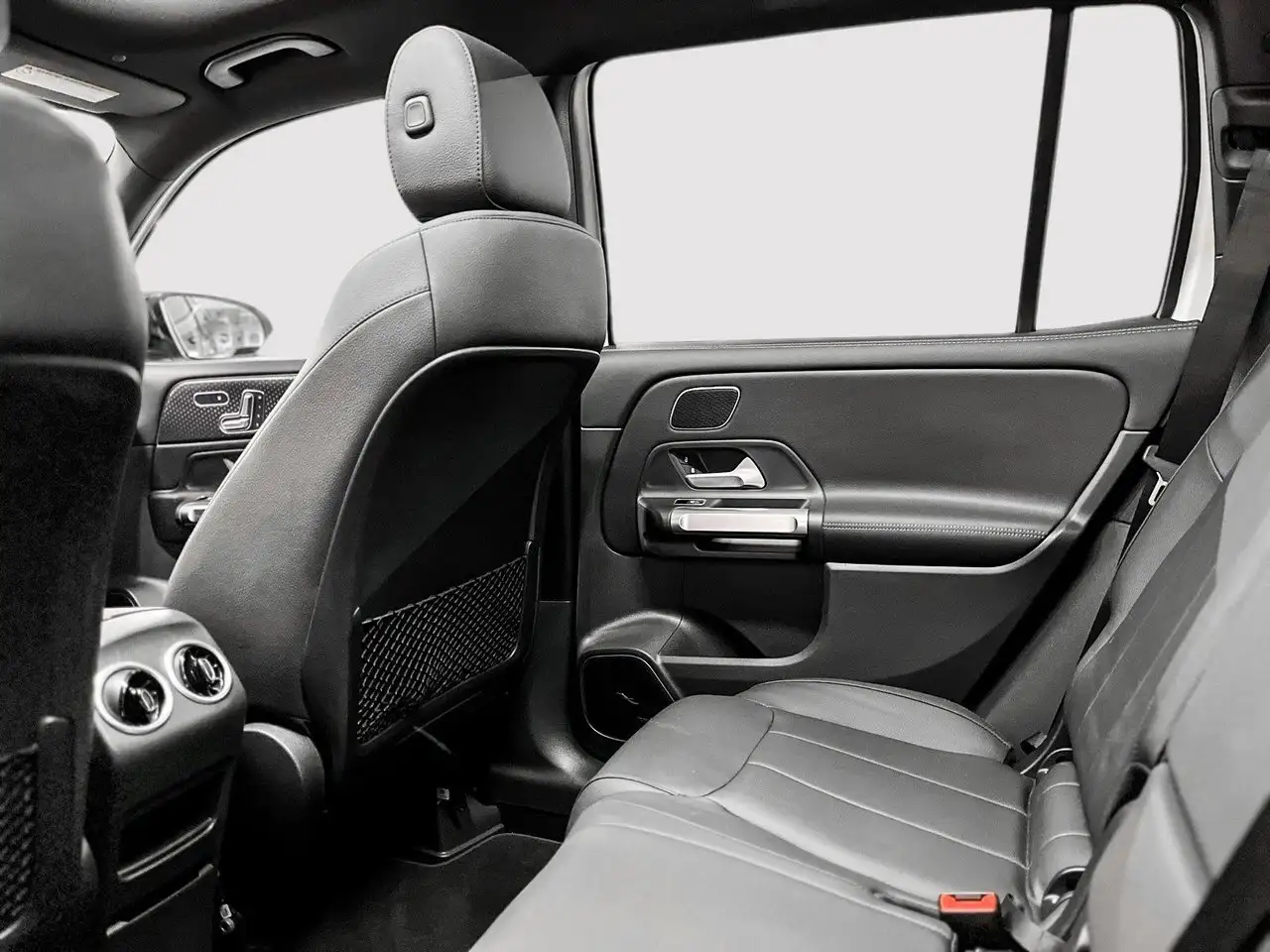 Mercedes-Benz GLB снимка Mercedes-Benz GLB