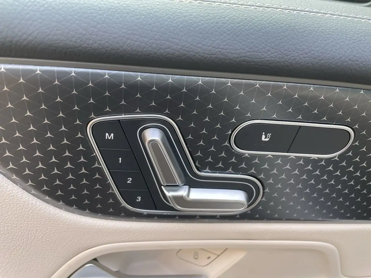 Mercedes-Benz GLB снимка Mercedes-Benz GLB