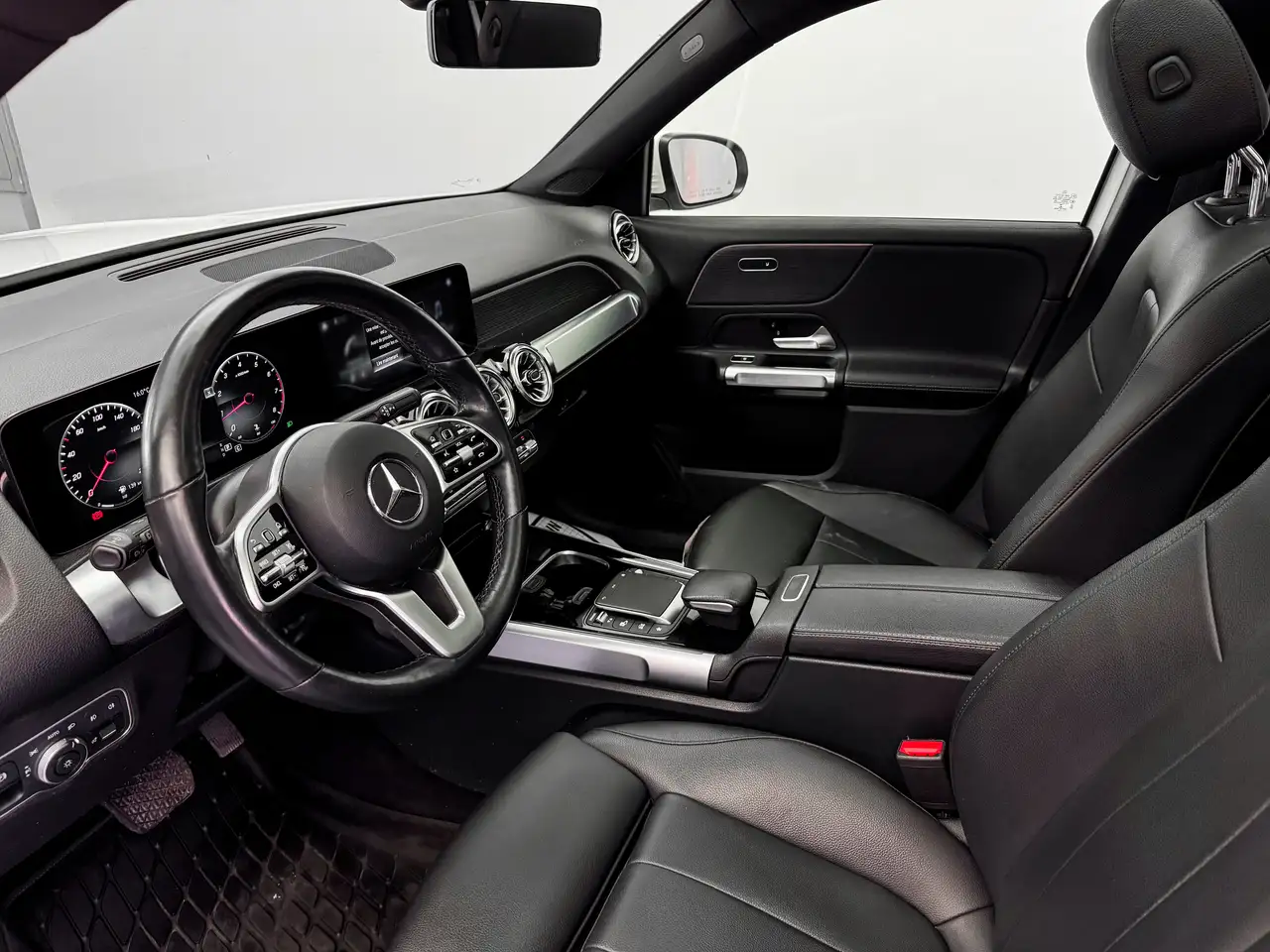 Mercedes-Benz GLB снимка Mercedes-Benz GLB