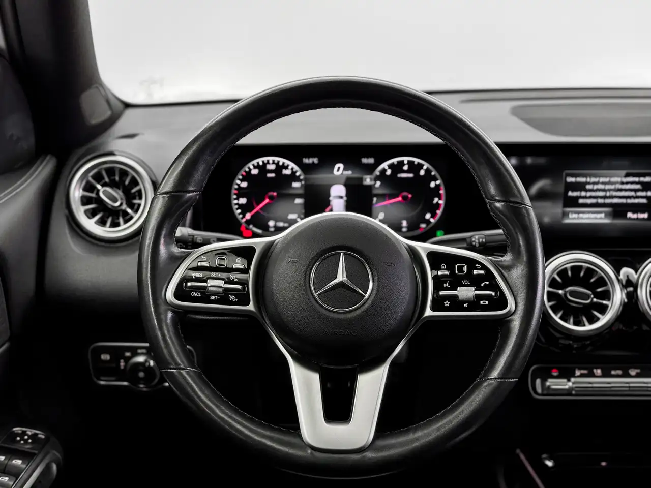 Mercedes-Benz GLB снимка Mercedes-Benz GLB