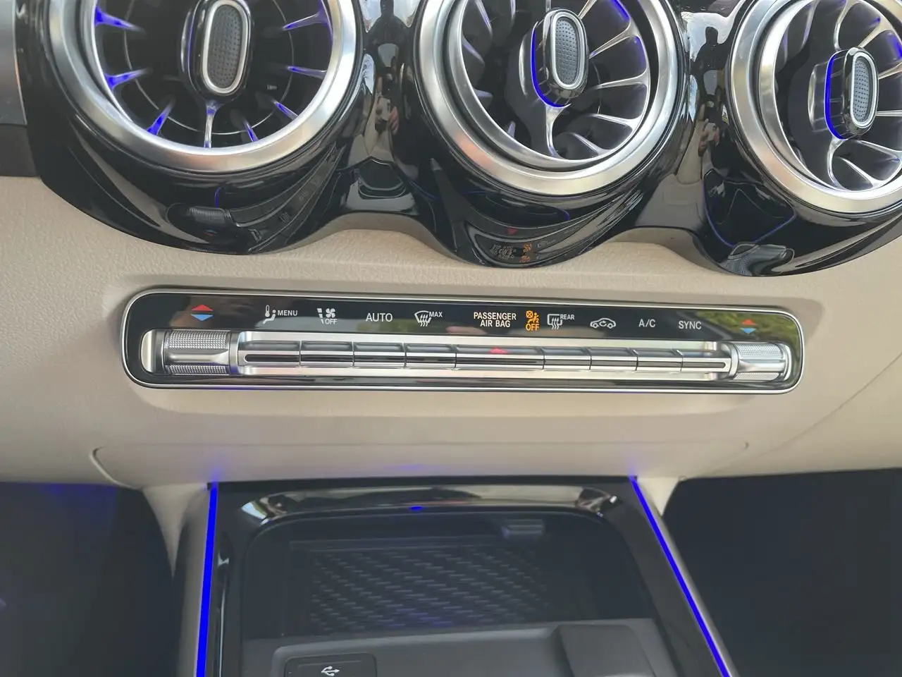 Mercedes-Benz GLB снимка Mercedes-Benz GLB