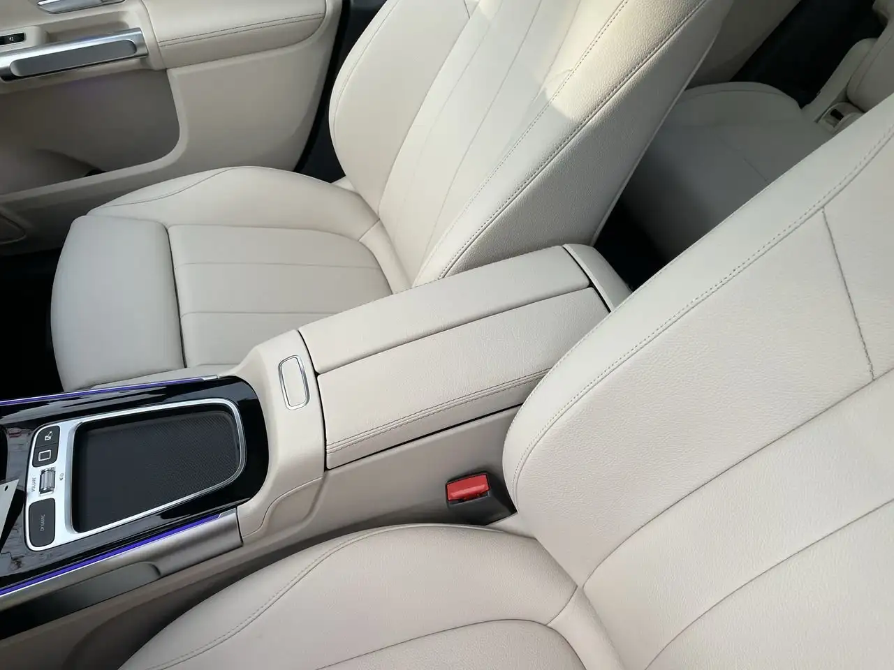 Mercedes-Benz GLB снимка Mercedes-Benz GLB