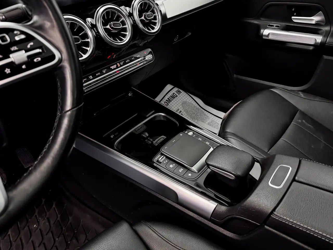 Mercedes-Benz GLB снимка Mercedes-Benz GLB
