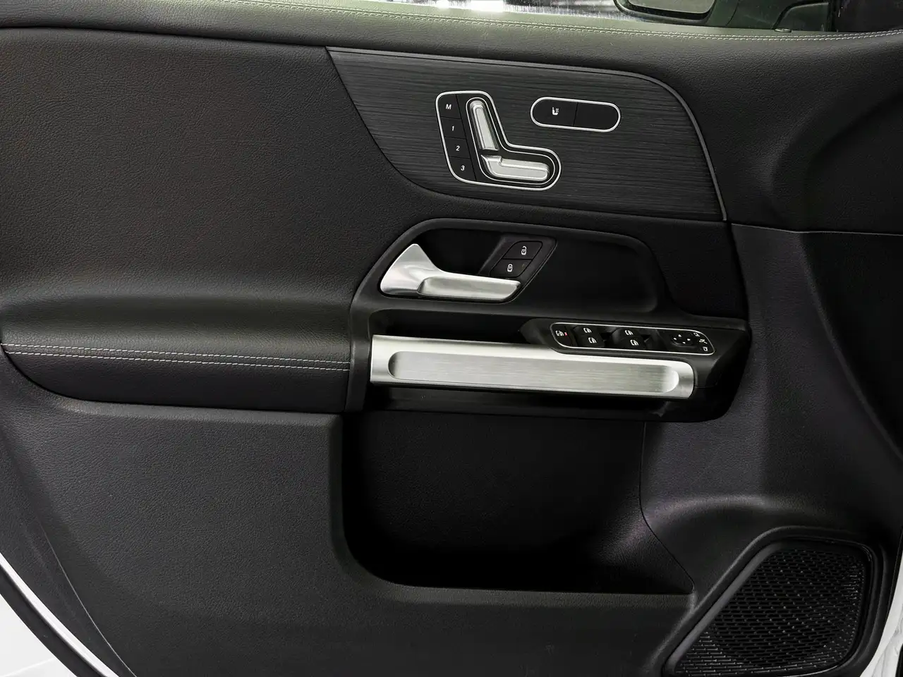 Mercedes-Benz GLB снимка Mercedes-Benz GLB