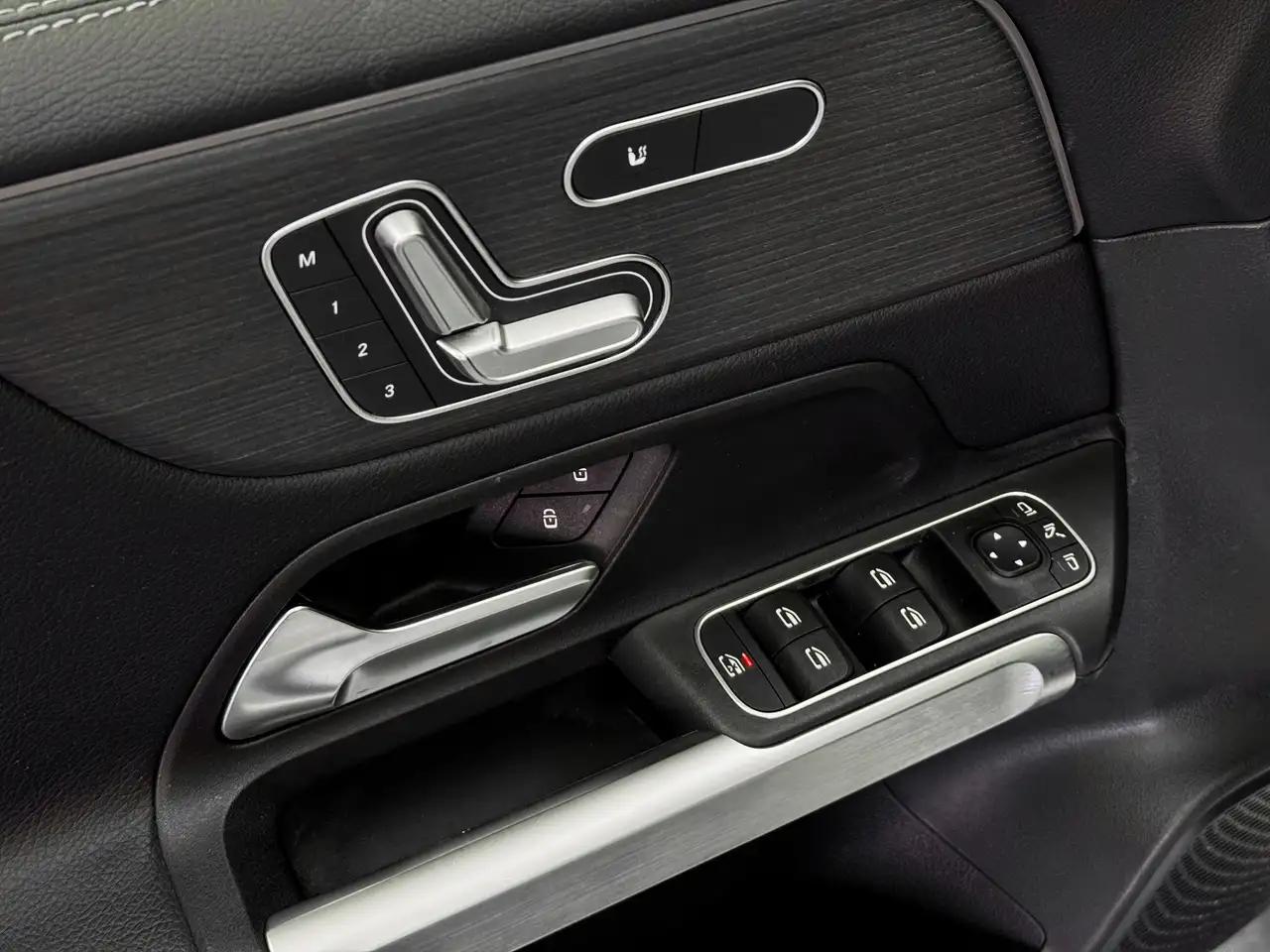 Mercedes-Benz GLB снимка Mercedes-Benz GLB