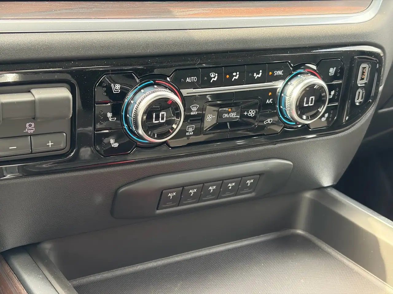 GMC Sierra 3500HD снимка GMC Sierra 3500HD