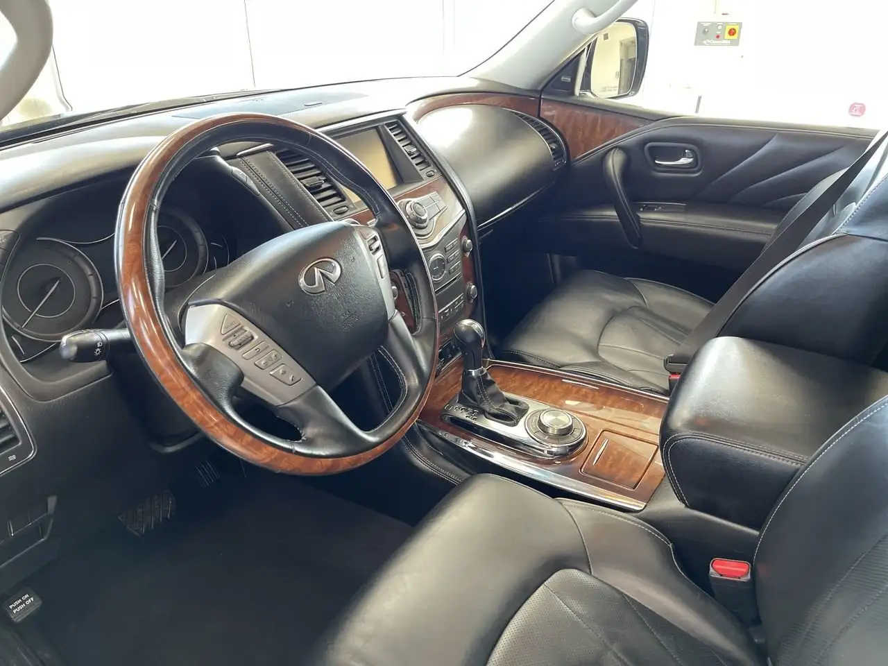 Infiniti QX80 снимка Infiniti QX80