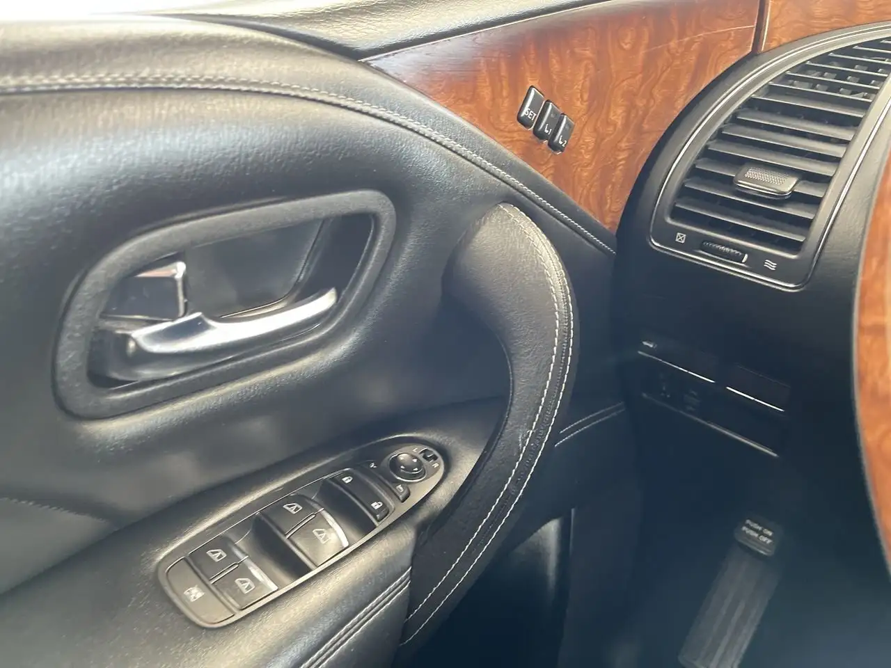 Infiniti QX80 снимка Infiniti QX80