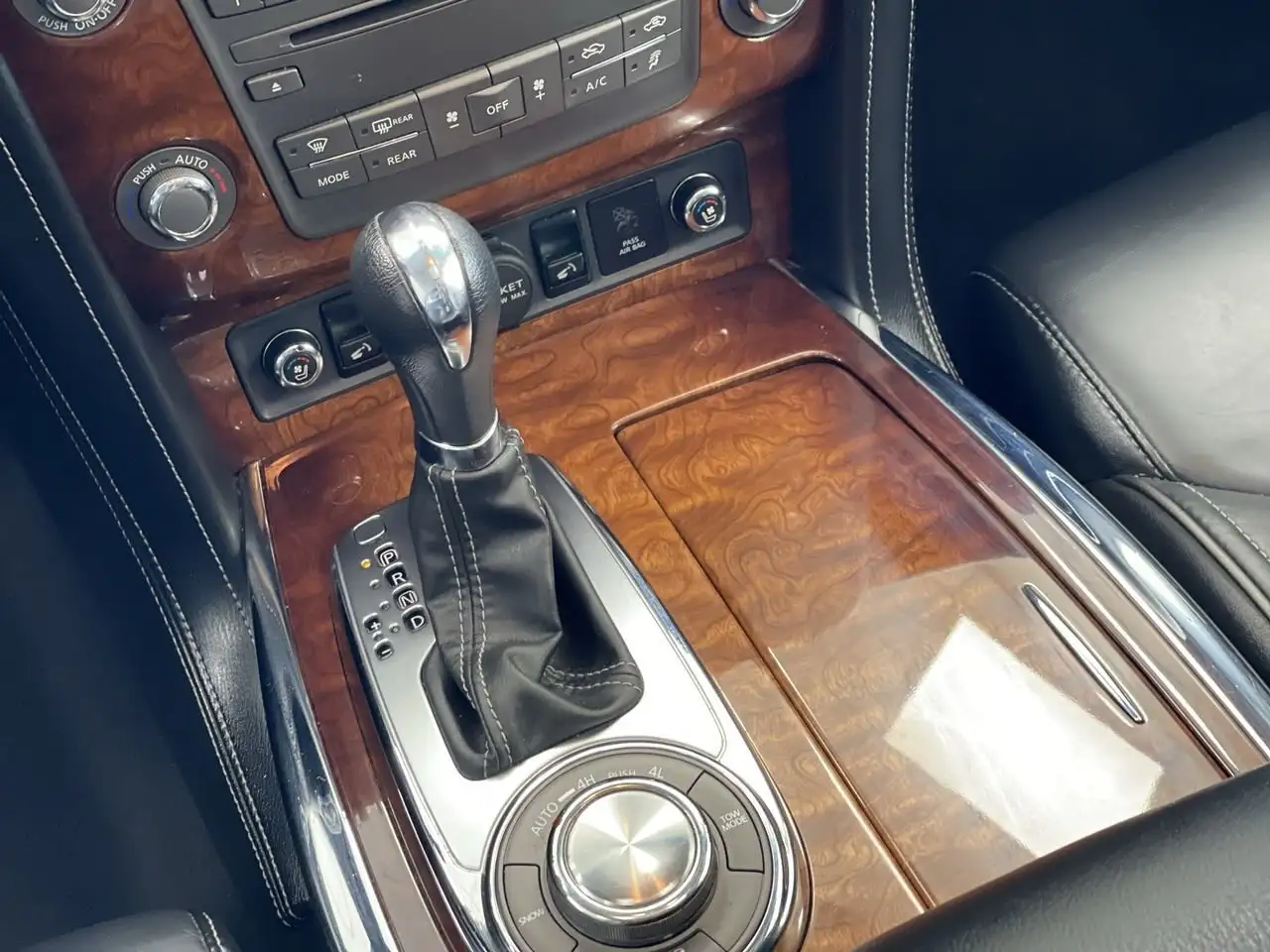 Infiniti QX80 снимка Infiniti QX80