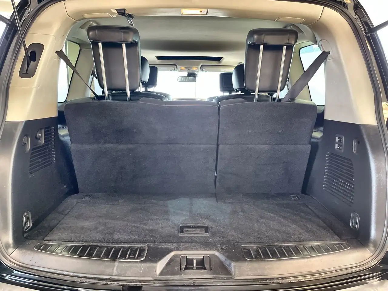 Infiniti QX80 снимка Infiniti QX80
