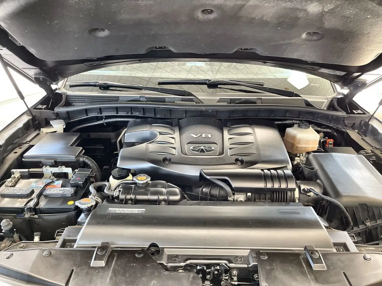 Infiniti QX80 снимка Infiniti QX80