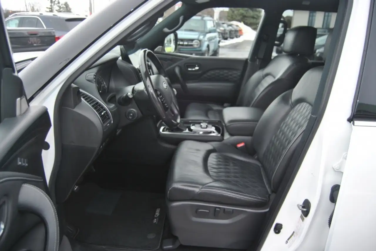 Infiniti QX80 снимка Infiniti QX80