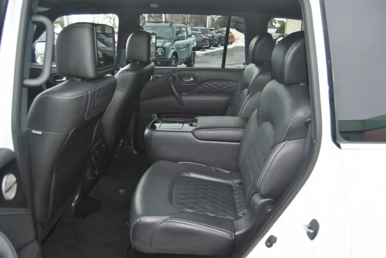 Infiniti QX80 снимка Infiniti QX80