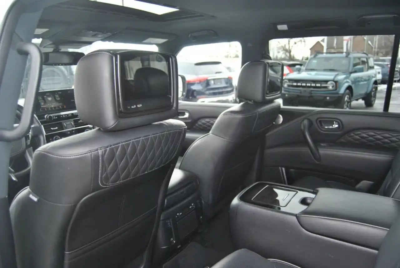 Infiniti QX80 снимка Infiniti QX80