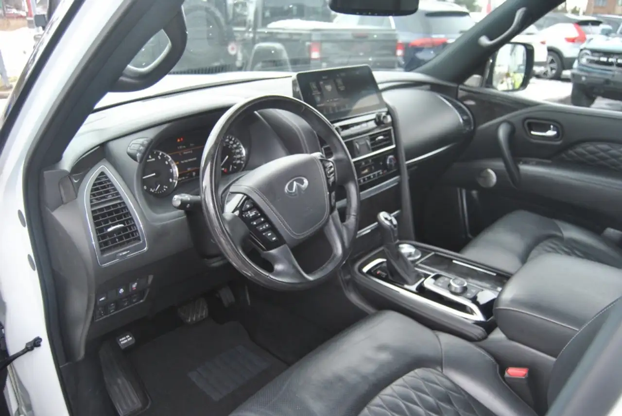 Infiniti QX80 снимка Infiniti QX80