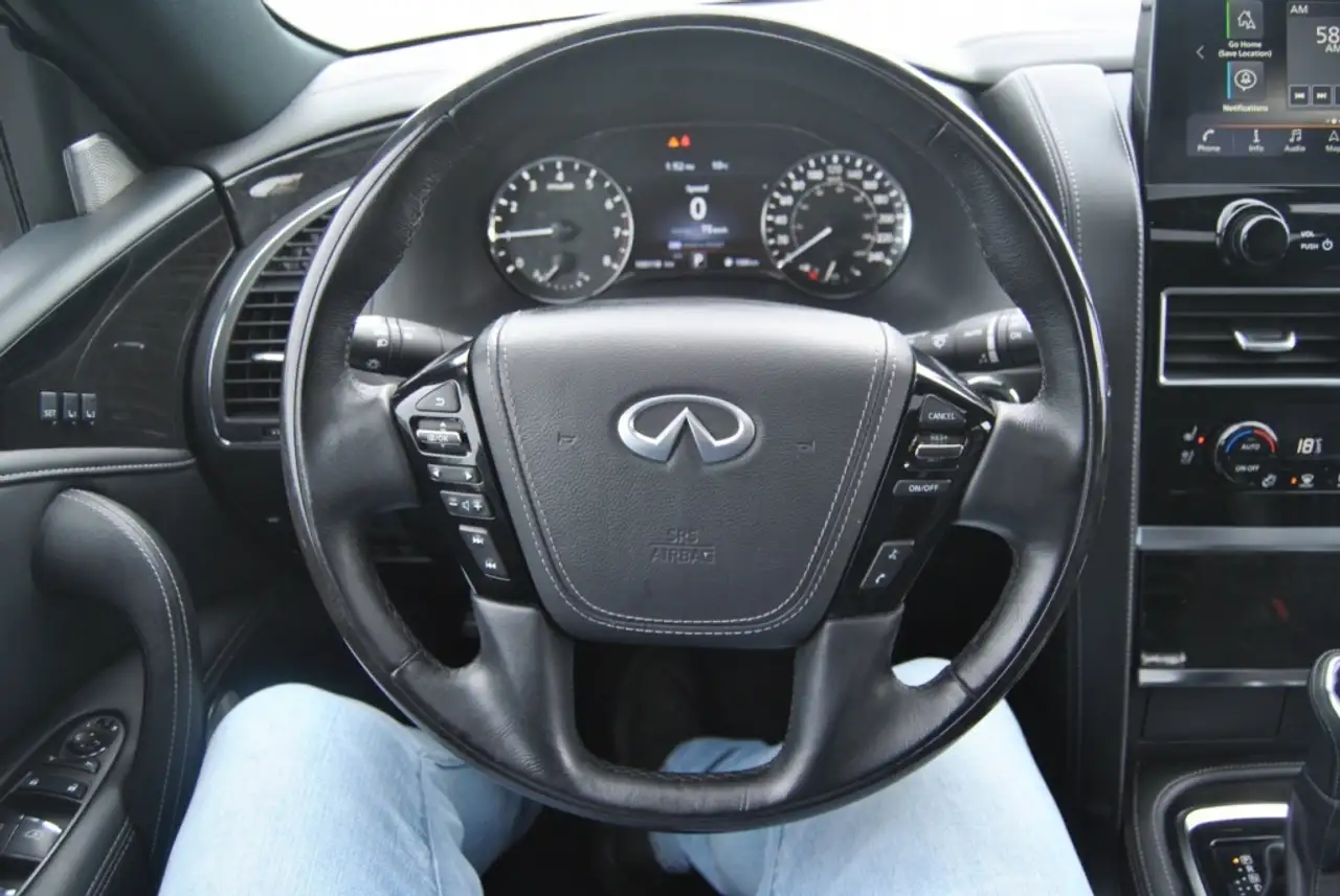 Infiniti QX80 снимка Infiniti QX80