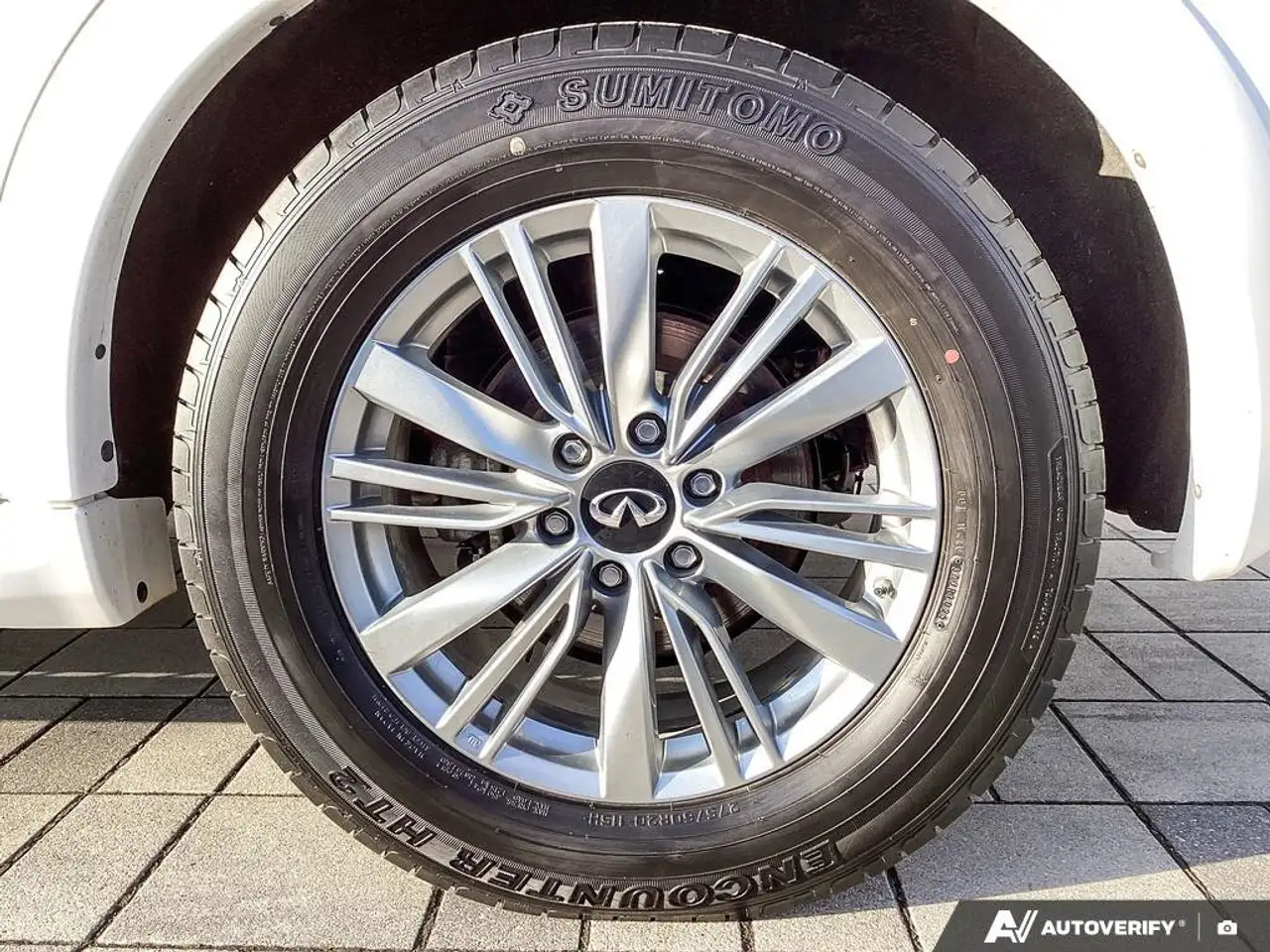 Infiniti QX80 снимка Infiniti QX80