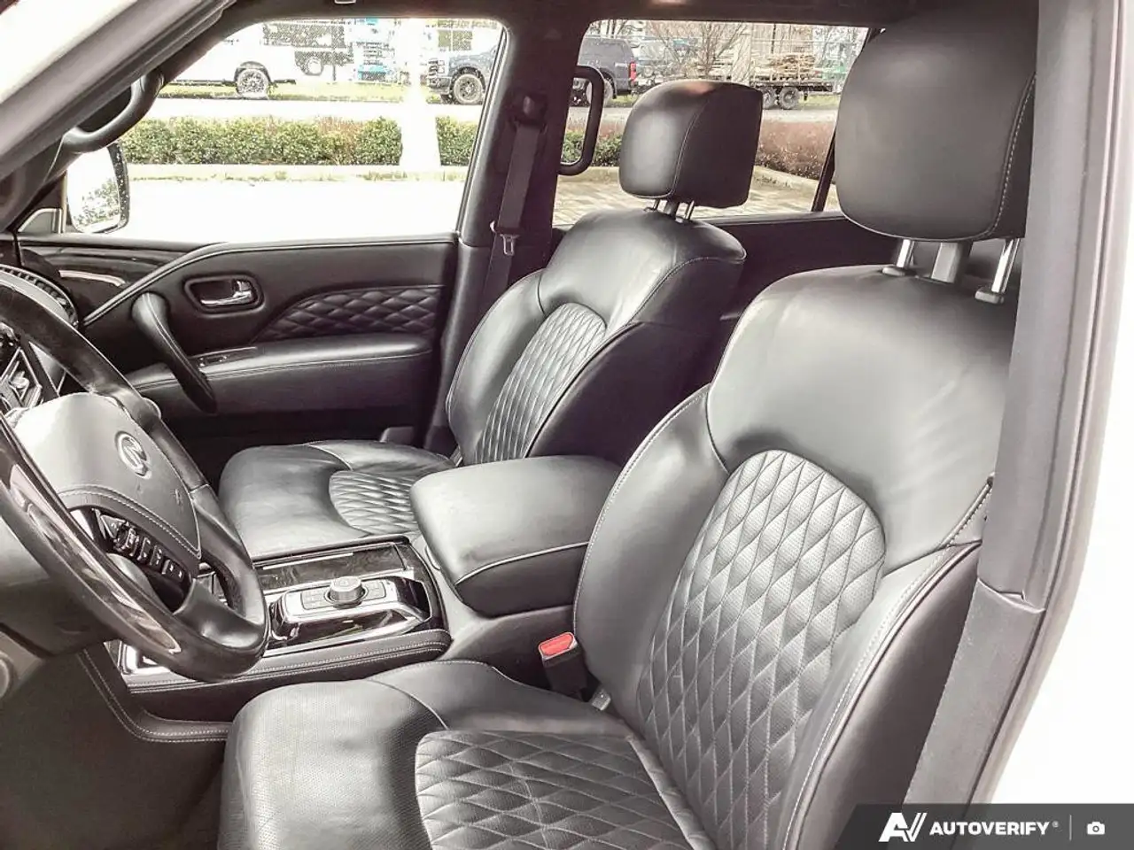 Infiniti QX80 снимка Infiniti QX80