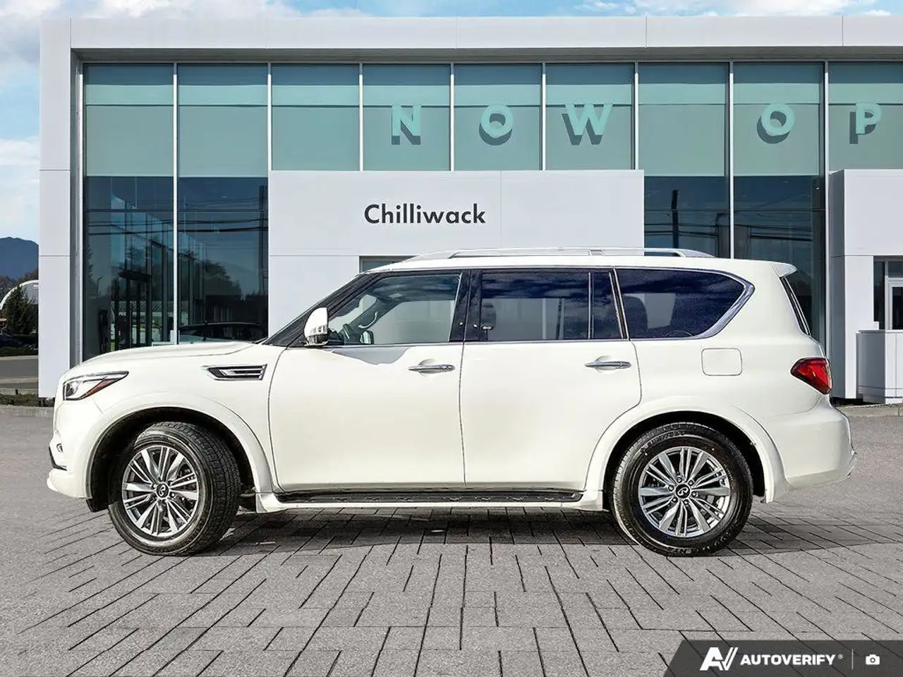 Infiniti QX80 снимка Infiniti QX80