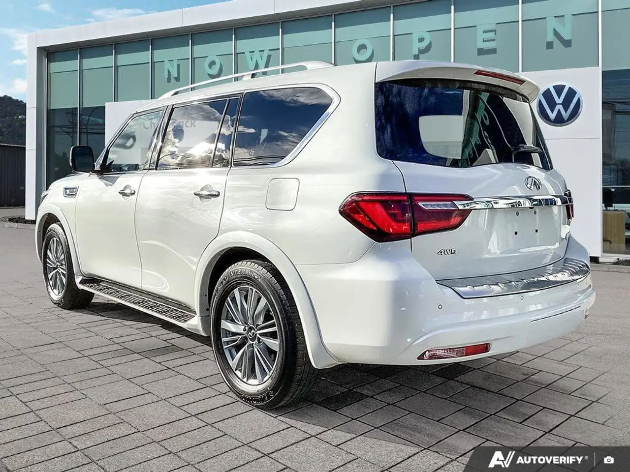 Infiniti QX80 снимка Infiniti QX80
