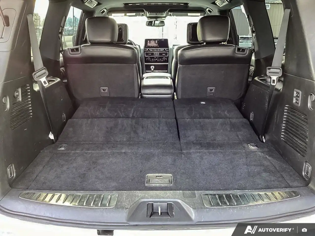 Infiniti QX80 снимка Infiniti QX80