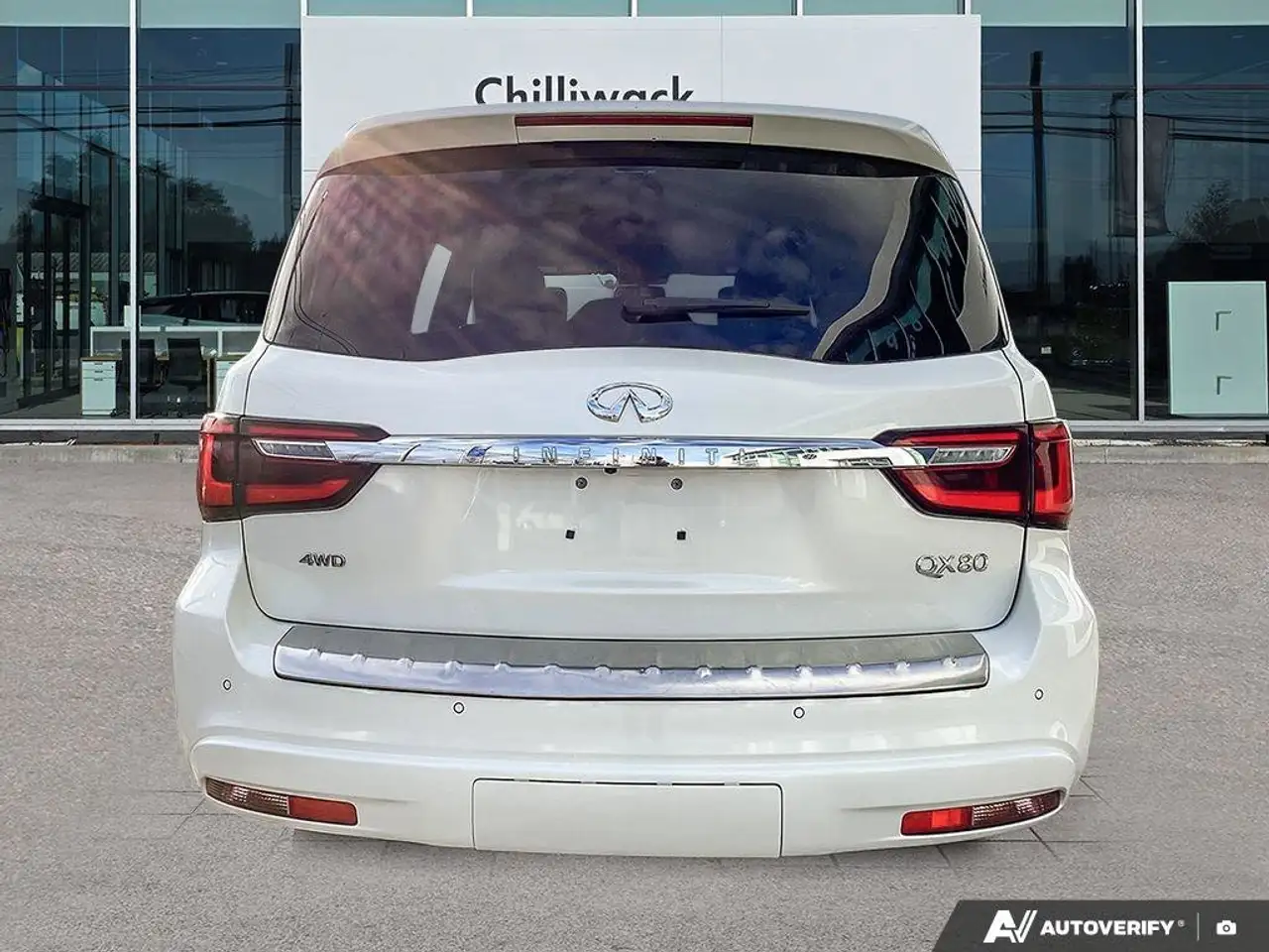 Infiniti QX80 снимка Infiniti QX80