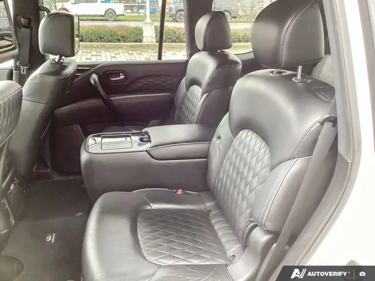 Infiniti QX80 снимка Infiniti QX80