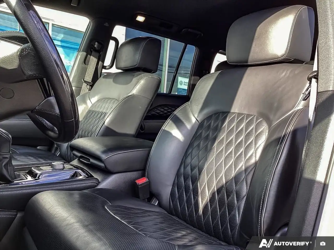 Infiniti QX80 снимка Infiniti QX80
