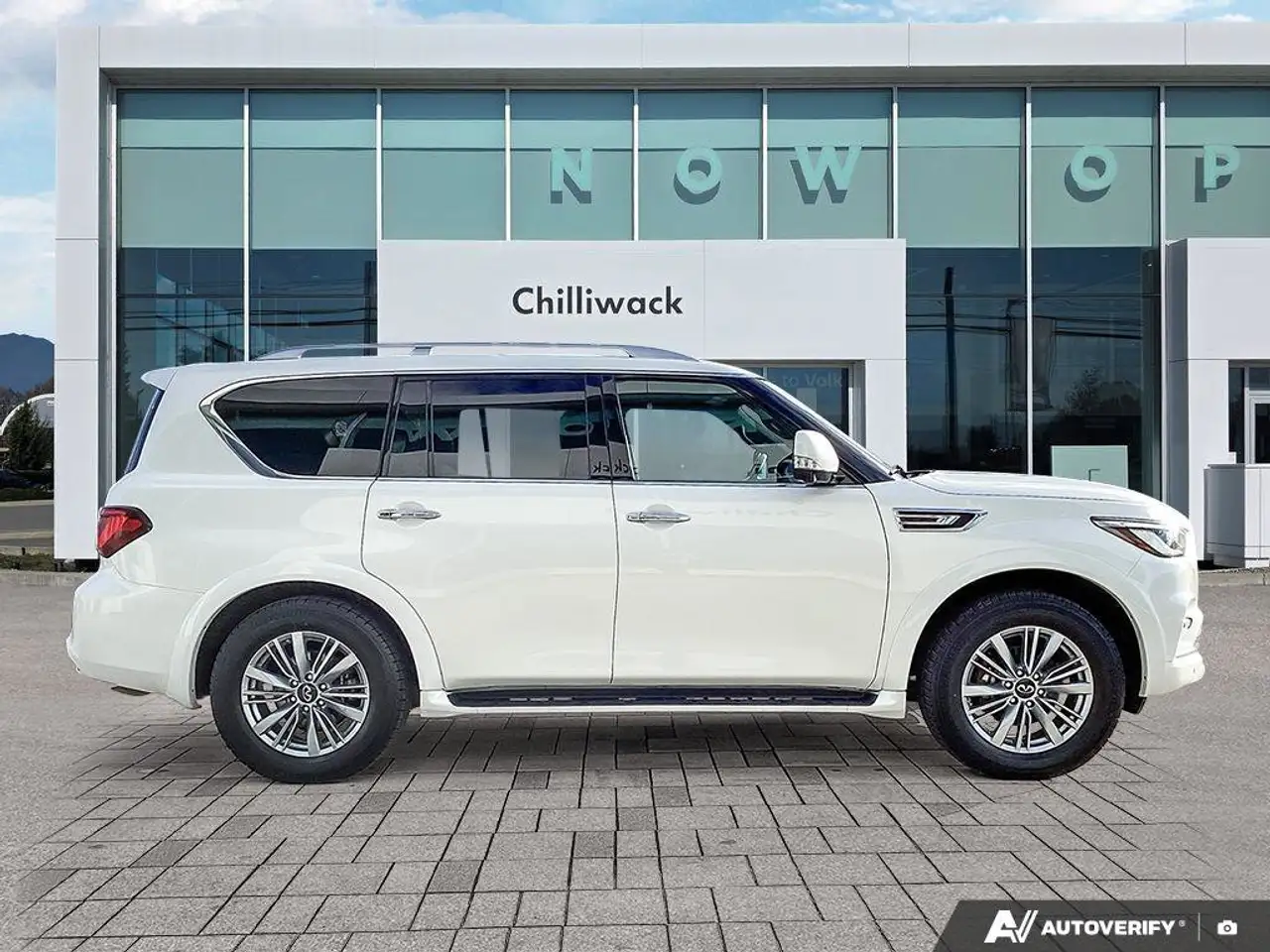 Infiniti QX80 снимка Infiniti QX80
