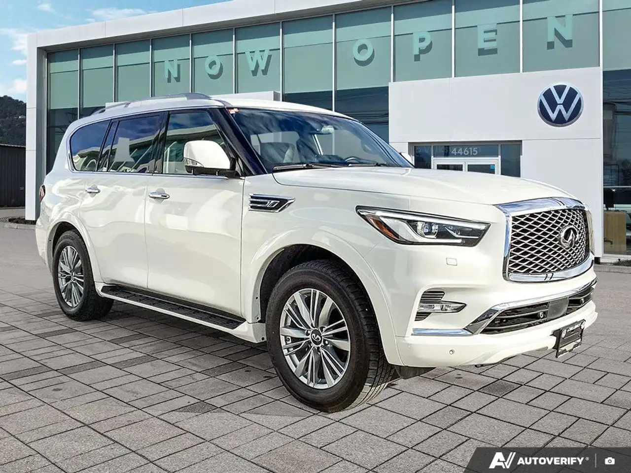 Infiniti QX80 снимка Infiniti QX80