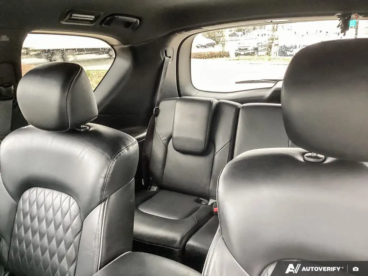 Infiniti QX80 снимка Infiniti QX80
