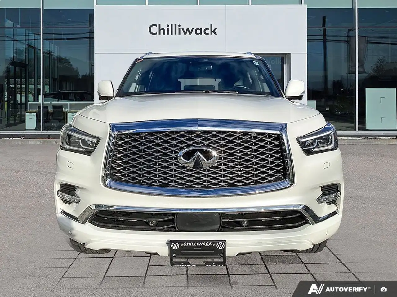 Infiniti QX80 снимка Infiniti QX80