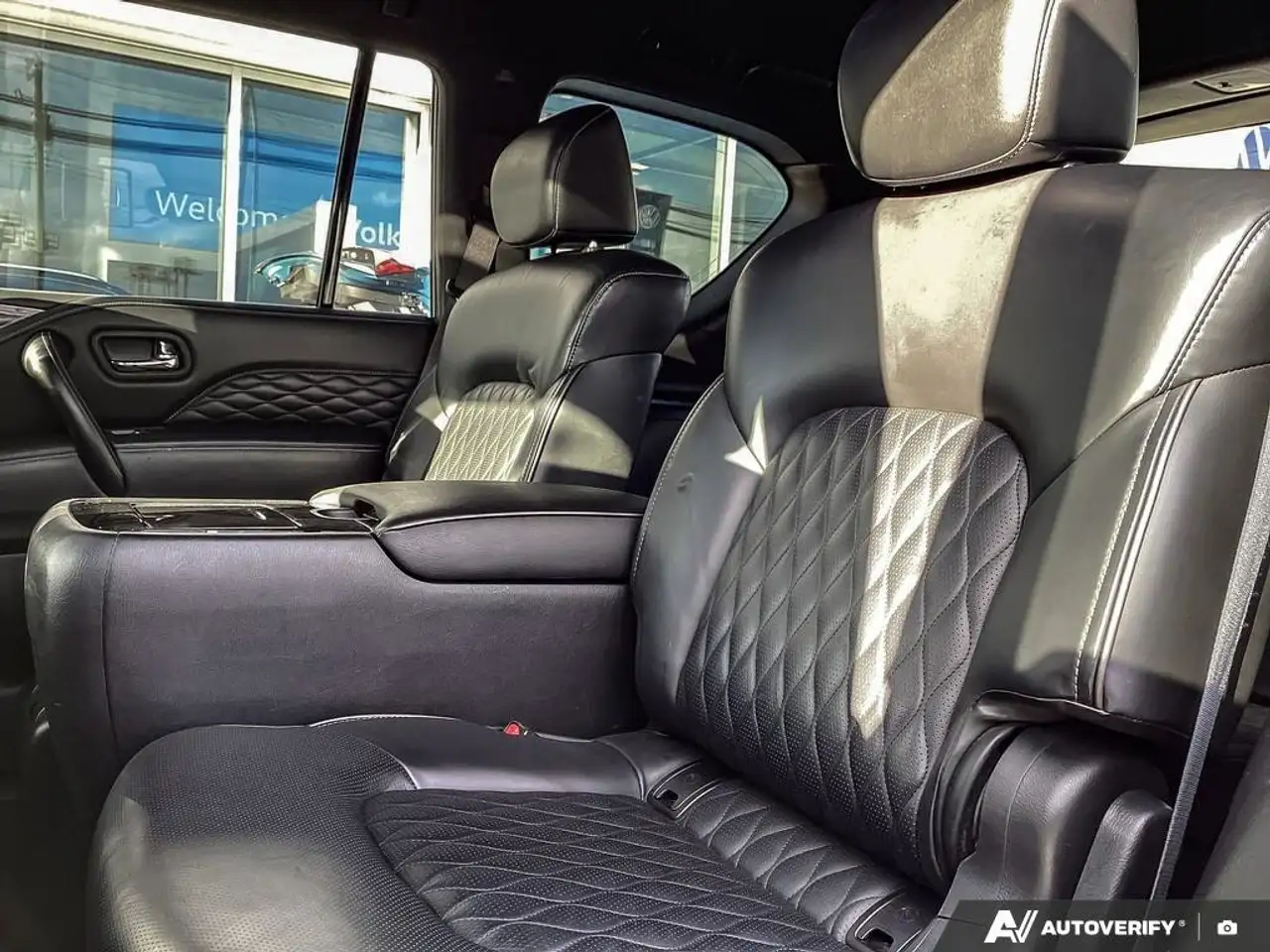Infiniti QX80 снимка Infiniti QX80