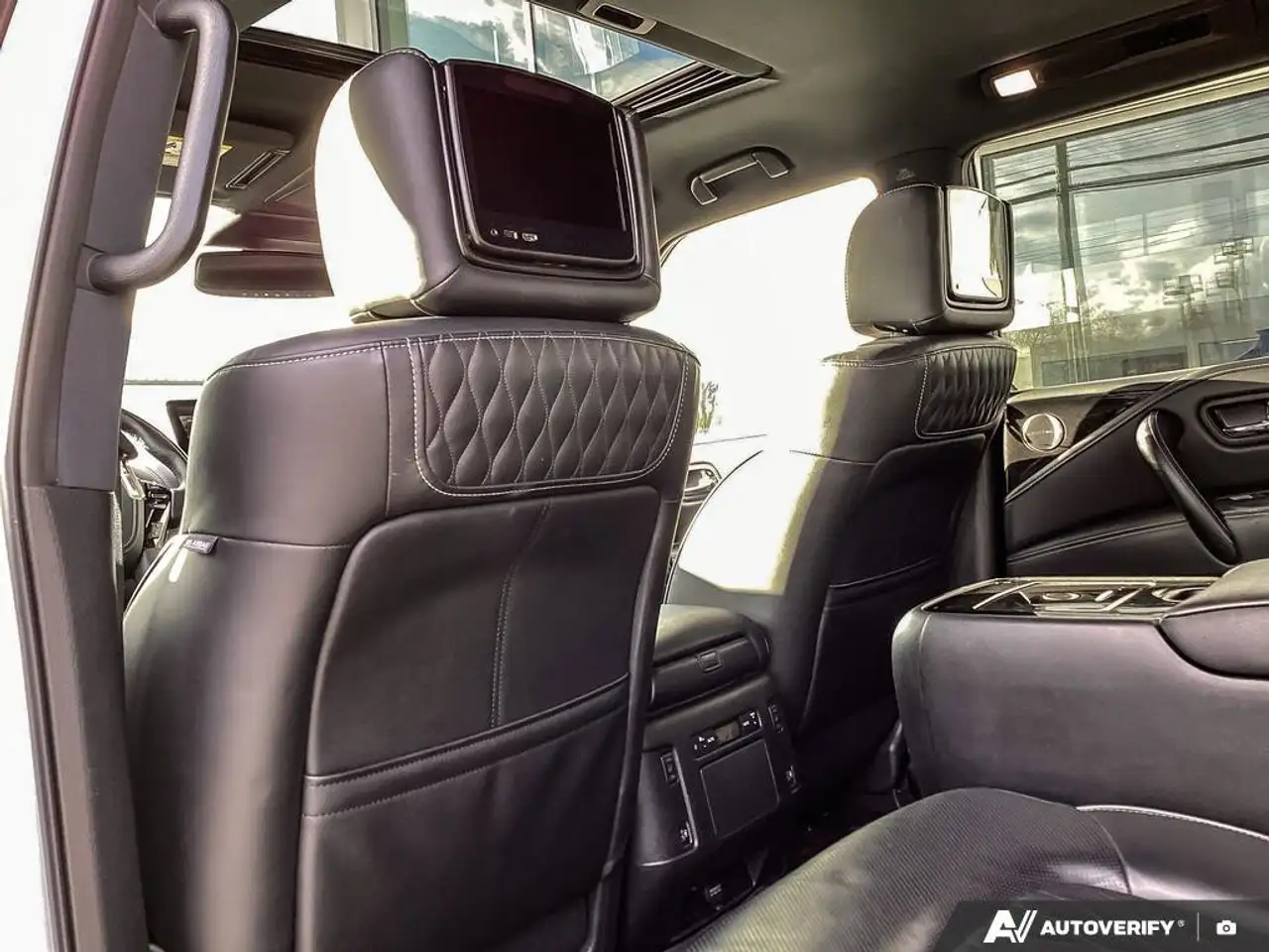 Infiniti QX80 снимка Infiniti QX80