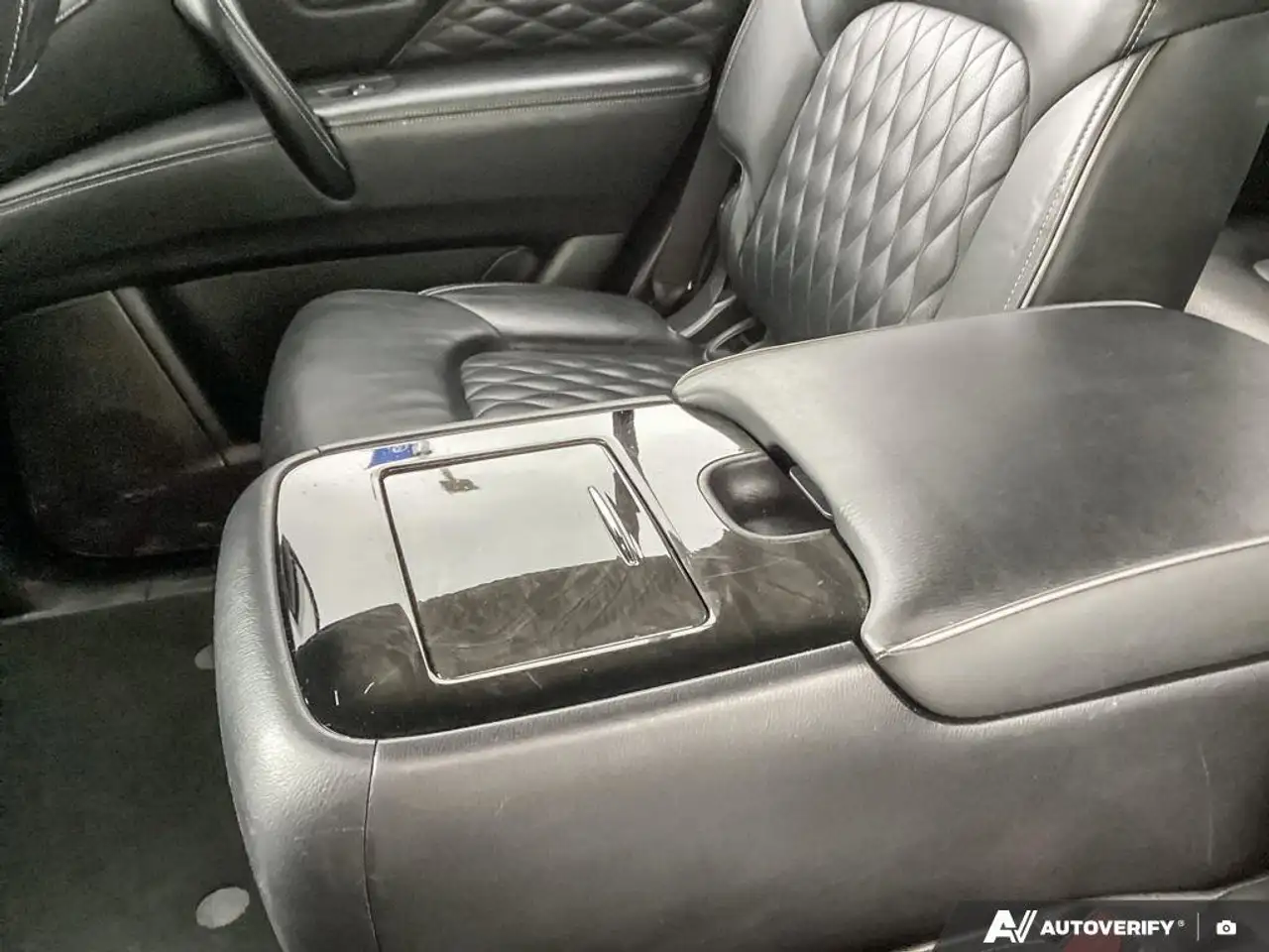 Infiniti QX80 снимка Infiniti QX80