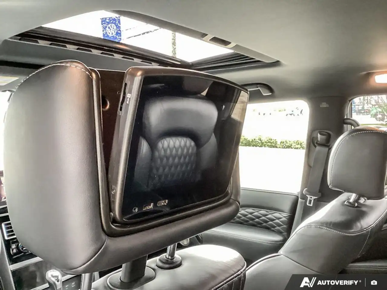 Infiniti QX80 снимка Infiniti QX80