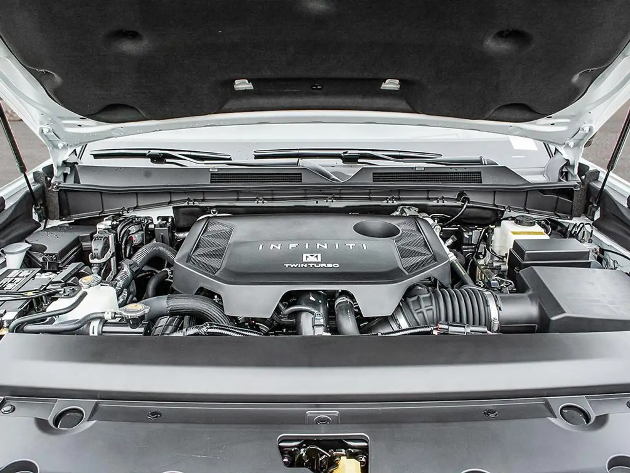 Infiniti QX80 снимка Infiniti QX80