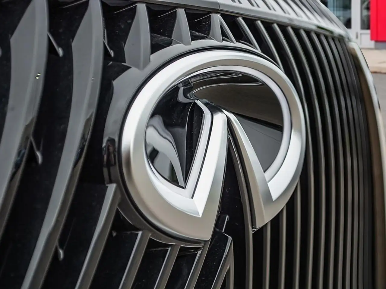 Infiniti QX80 снимка Infiniti QX80