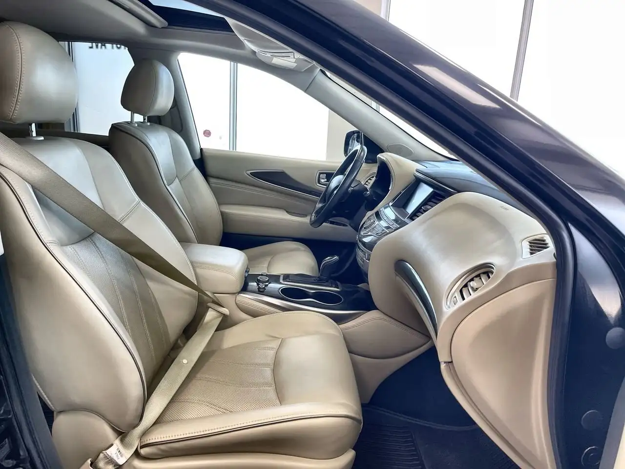 Infiniti QX60 снимка Infiniti QX60