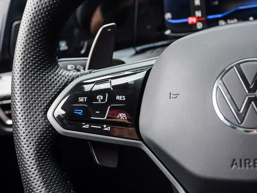 Volkswagen Golf R снимка Volkswagen Golf R