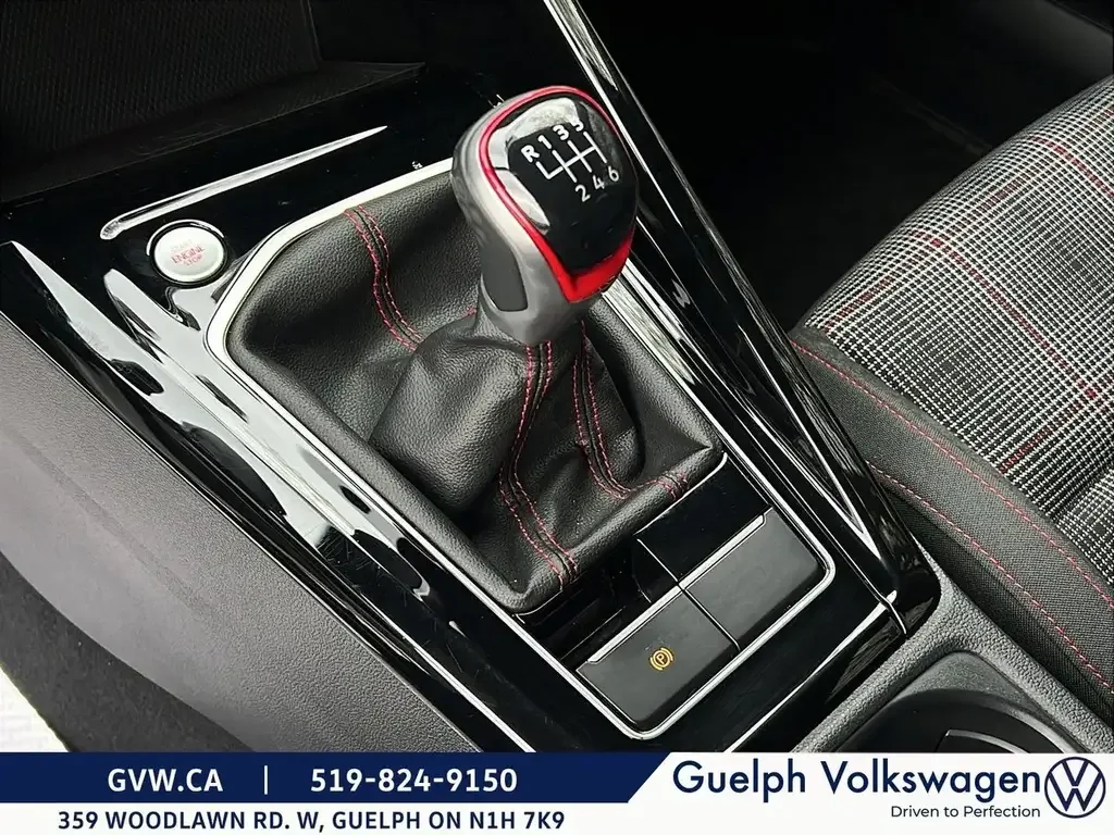 Volkswagen Golf GTI снимка Volkswagen Golf GTI