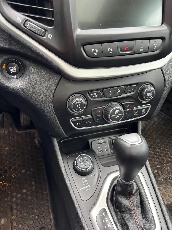 Jeep Cherokee photo Jeep Cherokee
