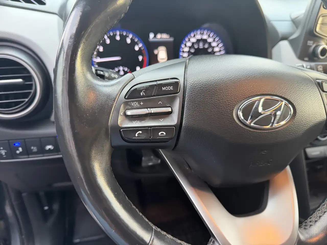 Hyundai KONA снимка Hyundai KONA