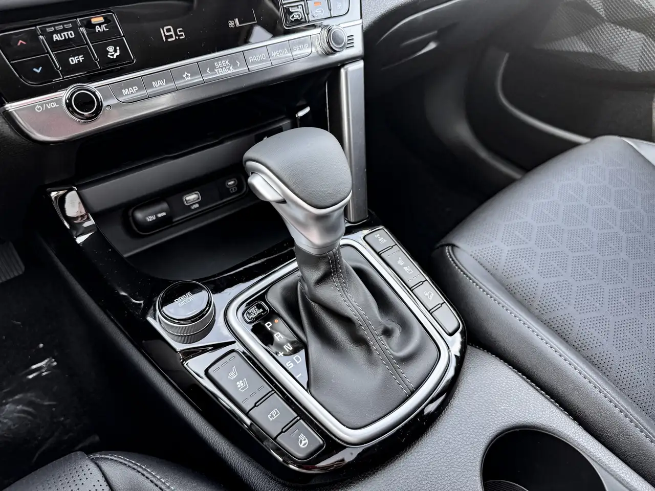 Kia Seltos снимка Kia Seltos
