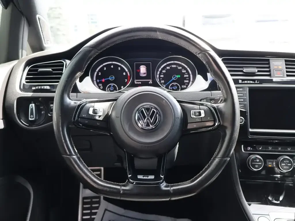 Volkswagen Golf R photo Volkswagen Golf R