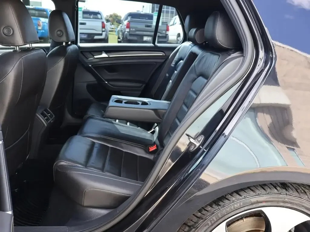Volkswagen Golf R photo Volkswagen Golf R